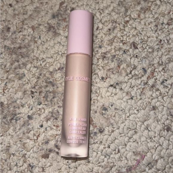 Kylie Cosmetics Power Plush Longwear Concealer in Shade: 2C - Picture 1 of 2